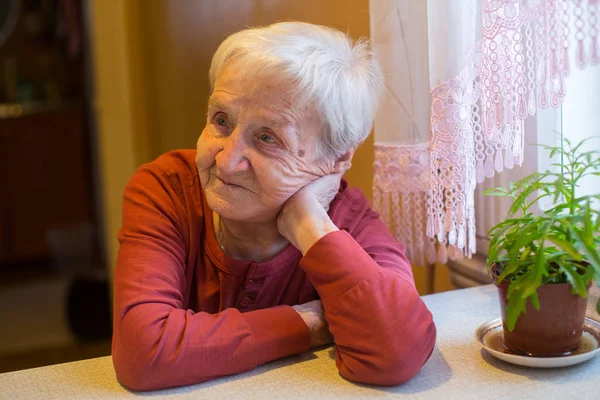 Ältere Seniorin Sitzt Tisch — Stockfoto