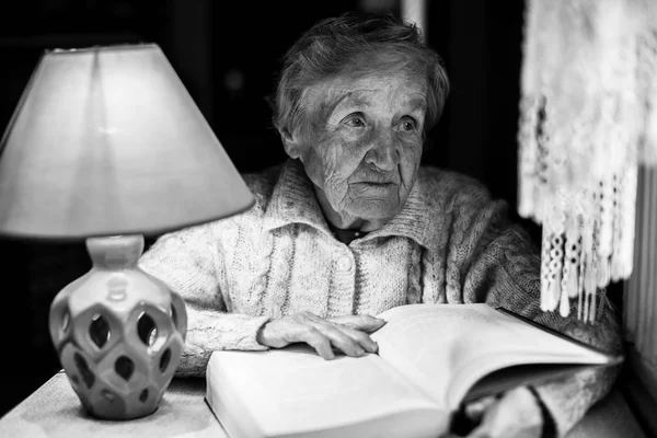 Elderly Woman Book Black White Photo — Stock Photo, Image