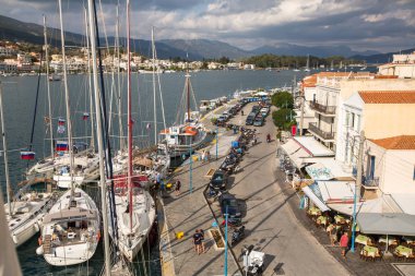 Poros, Yunanistan - 6 Ekim 2016: Atış sırasında direk yelkenli içinde tepesinden 16 Ellada sonbahar 2016 Yunan Adası arasında grup Ege Denizi'nde Cyclades ve Saronic Gulf.