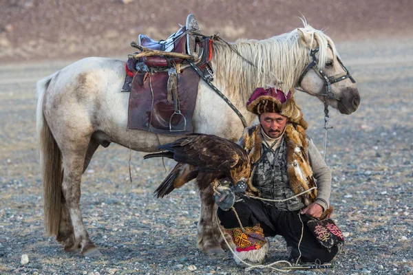 Sagsay Mongolia Sep 2017 Cazador Águilas Mientras Caza Liebre Sosteniendo — Foto de Stock