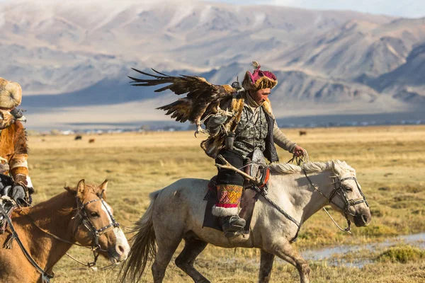 Sagsay Mongólia Setembro 2017 Caçadora Águia Ensina Sua Filha Caçadora — Fotografia de Stock