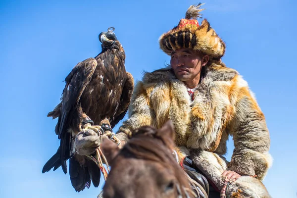 Bayan Ulgii Mongolia Sep 2017 Cazador Águila Ropa Tradicional Mientras — Foto de Stock