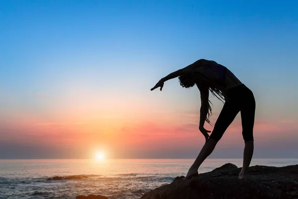 Yoga Kadın Silueti Şaşırtıcı Günbatımı Sırasında Denizde Fitness Egzersizleri Sağlıklı — Stok fotoğraf