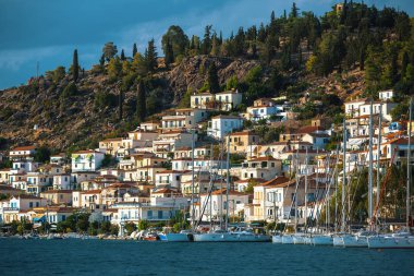 Bulutlu bir günde görünümü Poros Adası.