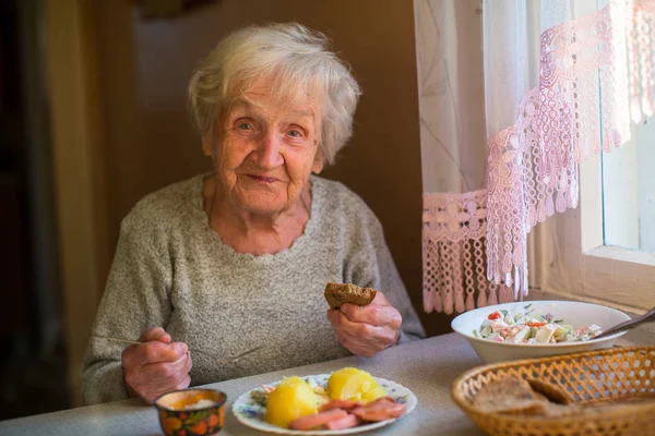 Mulher Idosa Janta Casa — Fotografia de Stock