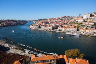 Görünüm Douro nehrinin şehir merkezindeki eski Porto, Portekiz.