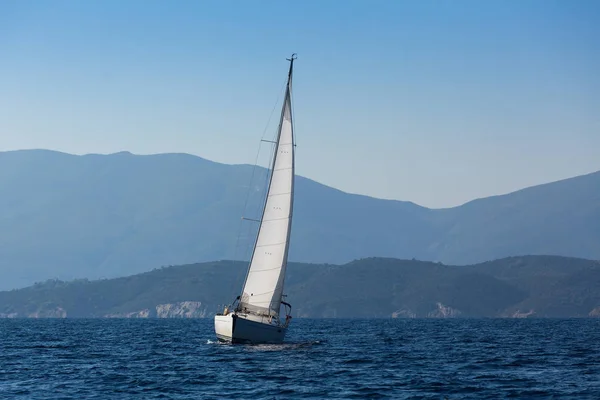 海の風でセーリング 贅沢なヨット — ストック写真
