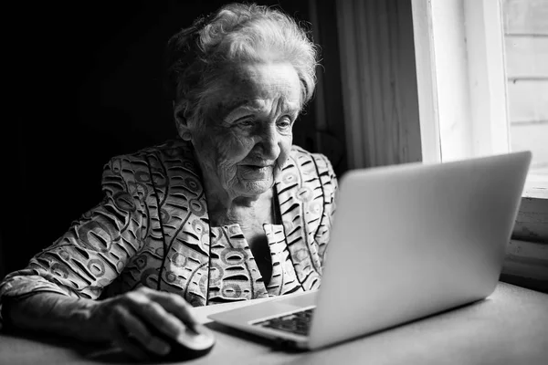 Una Anciana Trabaja Portátil Fotografía Blanco Negro — Foto de Stock