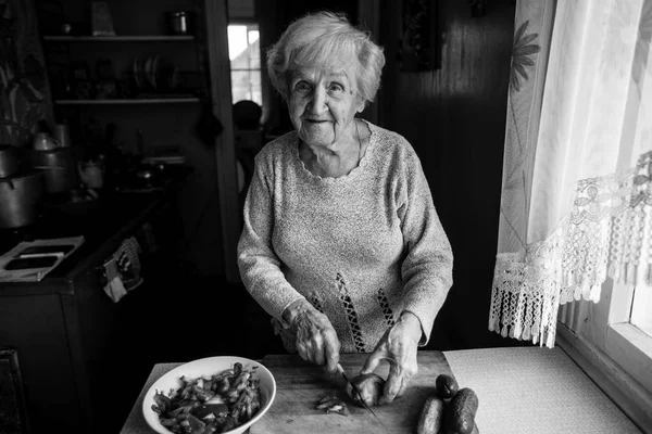 Пожилая Женщина Готовит Овощи Салата Черно Белое Фото — стоковое фото