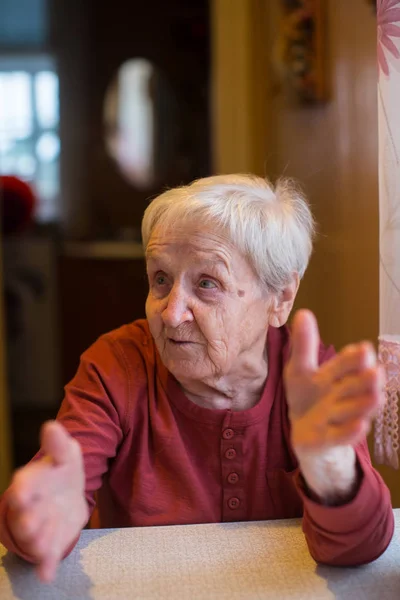 Donna Anziana Durante Una Conversazione Vivace — Foto Stock