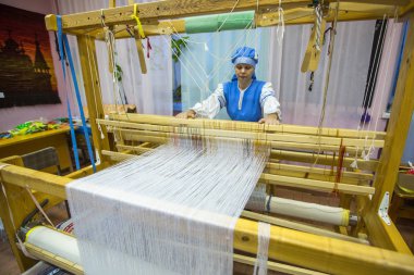 Vazhiny, Rusya - 21 Aralık 2017: Dekoratif sanat (Tekstilnaya na) Belediye bütçe kurum kültürünün Tekstil stüdyoda çalışırken Weaver.