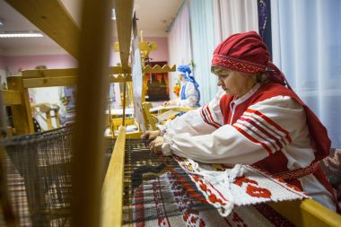 Vazhiny, Rusya - 21 Aralık 2017: Dekoratif sanat (Tekstilnaya na) Belediye bütçe kurum kültürünün Tekstil stüdyoda çalışırken Weaver.