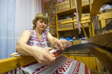 Vazhiny, Rusya - 21 Aralık 2017: Dekoratif sanat (Tekstilnaya na) Belediye bütçe kurum kültürünün Tekstil stüdyoda çalışırken Weaver.
