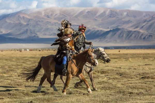 Sagsay Mongolia Sep 2017 Eagle Hunter Își Învață Fiica Vâneze — Fotografie, imagine de stoc