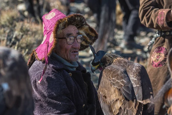 Olgiy モンゴル Sep 2017 イーグル ハンターと獲物の鳥西のモンゴルの Berkutchi と毎年恒例の国家競争の間に彼の腕に金色の鷲の伝統的な服 — ストック写真