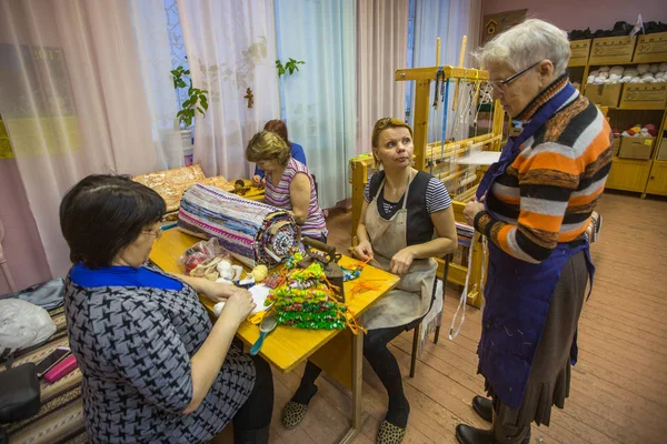 Vazhiny 俄罗斯 2017年12月21日 织布工在市政文化预算机构 Tekstilnaya Plastika 从事装饰艺术的纺织工作室工作 — 图库照片
