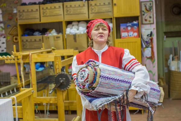 Vazhiny Ryssland Dec 2017 Weaver Medan Arbetar Textila Studion Dekorativ — Stockfoto