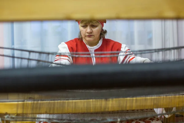 Vazhiny Rússia Dec 2017 Tecelão Enquanto Trabalha Estúdio Têxtil Arte — Fotografia de Stock