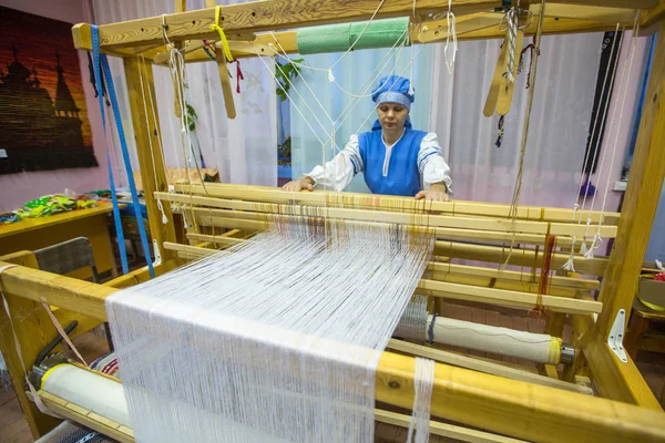 Vazhiny Russia Dec 2017 Weaver While Working Textile Studio Decorative — Stock Photo, Image