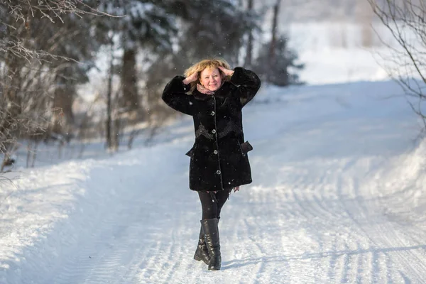 Młoda Kobieta Zimie Snowy Park — Zdjęcie stockowe