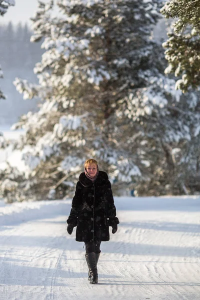 Mladá Žena Stojící Zimě Zasněžené Silnici — Stock fotografie