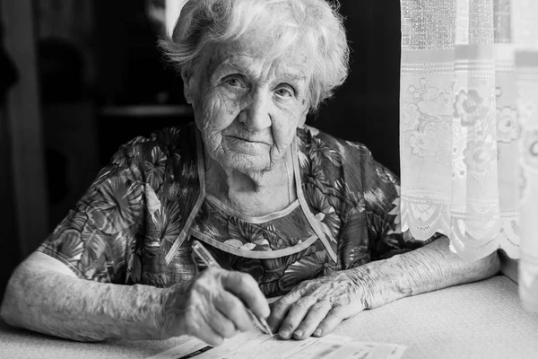 Elderly Woman Fills Receipts Utilities — Stock Photo, Image