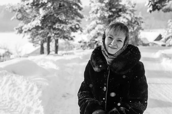 雪の村の冬の若いロシア女性の黒と白の肖像画 — ストック写真