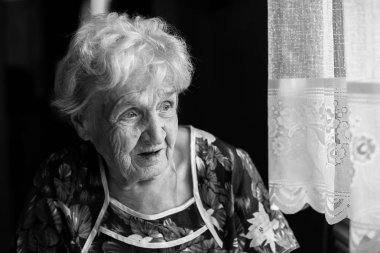 Yaşlı bir Bayan siyah beyaz portre.