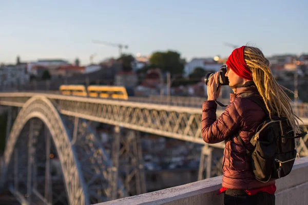 Mladá Žena Dredy Vyhlídkové Plošině Naproti Dom Luis Most Porto — Stock fotografie