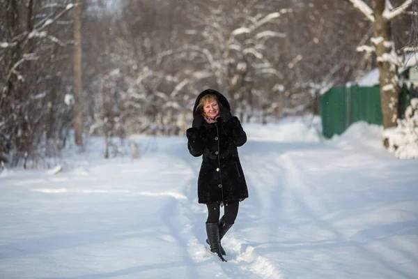 Full Length Portret Van Een Jonge Vrouw Besneeuwde Weer Buiten — Stockfoto