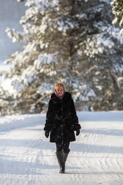 雪に覆われた道を冬に立っている若いロシア人女性 — ストック写真