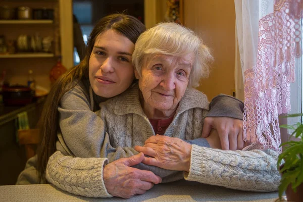 Retrato Una Anciana Con Nieta Adulta —  Fotos de Stock