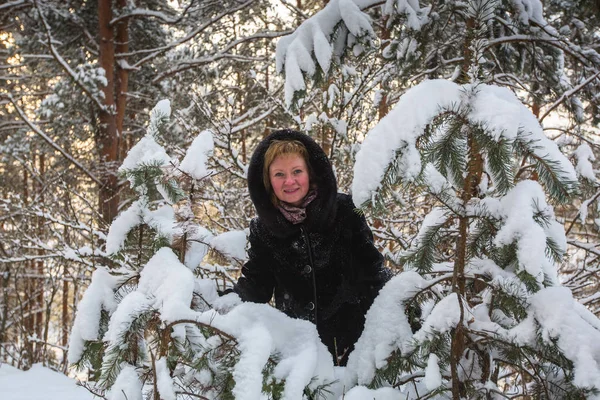 Молода Російська Жінка Постановки Взимку Засніжених Парк — стокове фото