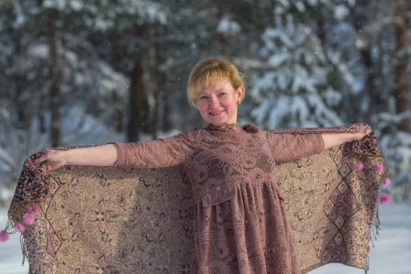 年轻的俄罗斯妇女在下雪的公园里假扮冬天 — 图库照片