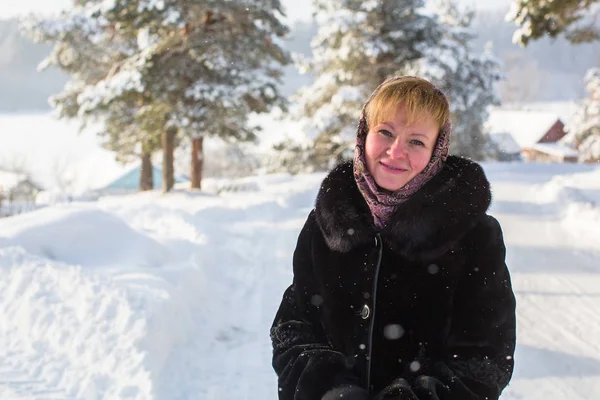 ロシアの村で雪道の若い女性 — ストック写真