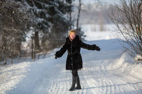 Jovem Mulher Inverno Estrada Nevada Aldeia Russa Imagem De Stock