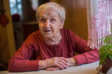 masada oturan yaşlı kadın kıdemli.