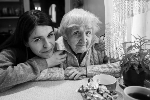 Пожилая Женщина Взрослой Внучкой Черно Белый Портрет — стоковое фото