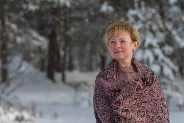 Junge Russin Posiert Winter Einem Verschneiten Park — Stockfoto