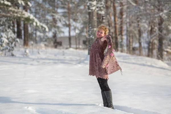 Молода Російська Жінка Позують Snowy Парку Зимовий Період — стокове фото