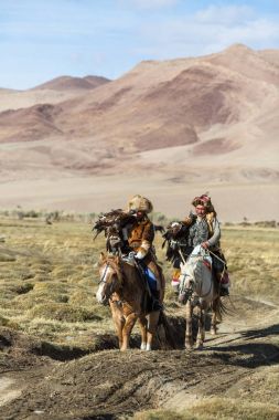 Sagsay, Moğolistan - 28 Eylül 2017: Kartal avcı kuşları ile tavşan içinde çöl Dağ Batı Moğolistan için avcılık genç kızı öğretir..