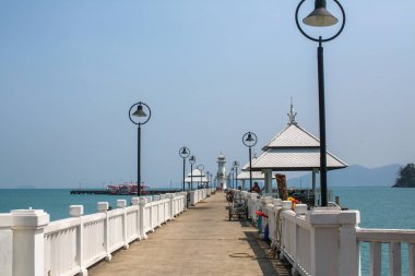 Ko Chang, Tayland - 15 Şubat 2018: Pier yakınındaki evler Stilts denize inşa oluşur Bang Bao balıkçı köyü görünümünü. Ko Chang 5,356 nüfusu ile 8 köyleri oluşan.