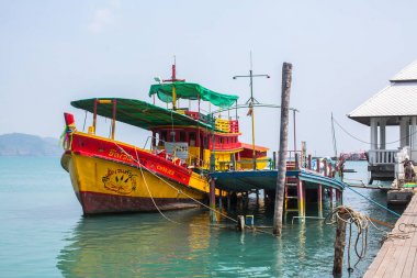 Ko Chang, Tayland - 15 Şubat 2018: Batık gemi evler Stilts denize inşa oluşur Bang Bao balıkçı köyü pier yakınındaki. Ko Chang 5,356 nüfusu ile 8 köyleri oluşan.