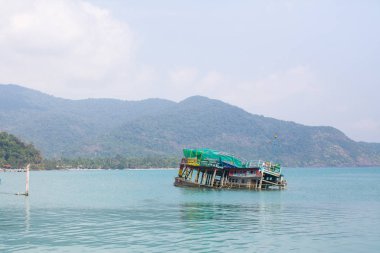 Ko Chang, Tayland - 15 Şubat 2018: Batık gemi evler Stilts denize inşa oluşur Bang Bao balıkçı köyü pier yakınındaki. Ko Chang 5,356 nüfusu ile 8 köyleri oluşan.