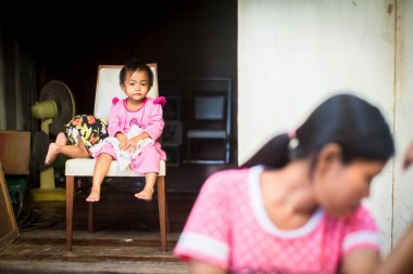 Ko Chang, Tayland - 15 Şubat 2018: Yerel sakinleri evler Stilts denize inşa oluşur Bang Bao balıkçı köyü. Ko Chang 5,356 nüfusu ile 8 köyleri oluşan.