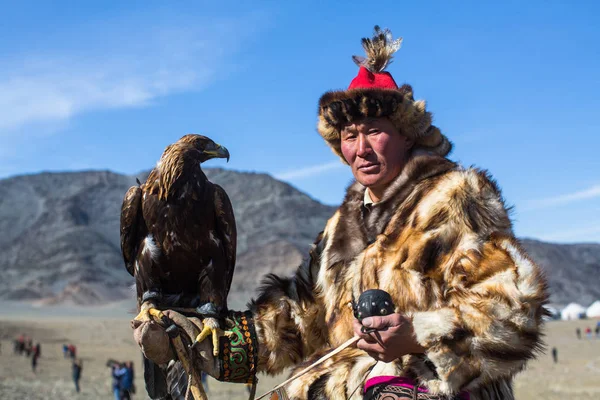 Olgiy Mongolia Września 2017 Eagle Hunter Tradycyjne Stroje Złotym Orłem — Zdjęcie stockowe