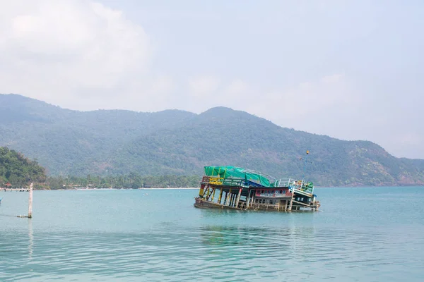 泰国高昌 2018年2月15日 在邦宝渔村码头附近沉没的船只 其中包括建造在海中的高跷上的房屋 高昌包括8个村庄与5356个居民 — 图库照片