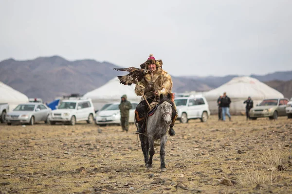 Olgiy Mongolsko Září 2017 Eagle Hunter Tradiční Oblečení Golden Eagle — Stock fotografie