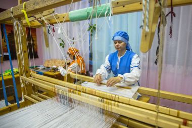 Vazhiny, Rusya - 21 Aralık 2017: Dekoratif sanat (Tekstilnaya na) Belediye bütçe kurum kültürünün Tekstil stüdyoda çalışırken Weaver.
