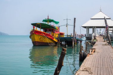 Ko Chang, Tayland - 15 Şubat 2018: Pier yakınındaki evler Stilts denize inşa oluşur Bang Bao balıkçı köyü görünümünü. Ko Chang 5,356 nüfusu ile 8 köyleri oluşan.